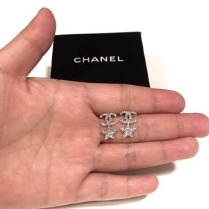 🇺🇸 CHANEL White Crystal CC Logo Star Drop Earrings in Silver Metal Finish &…